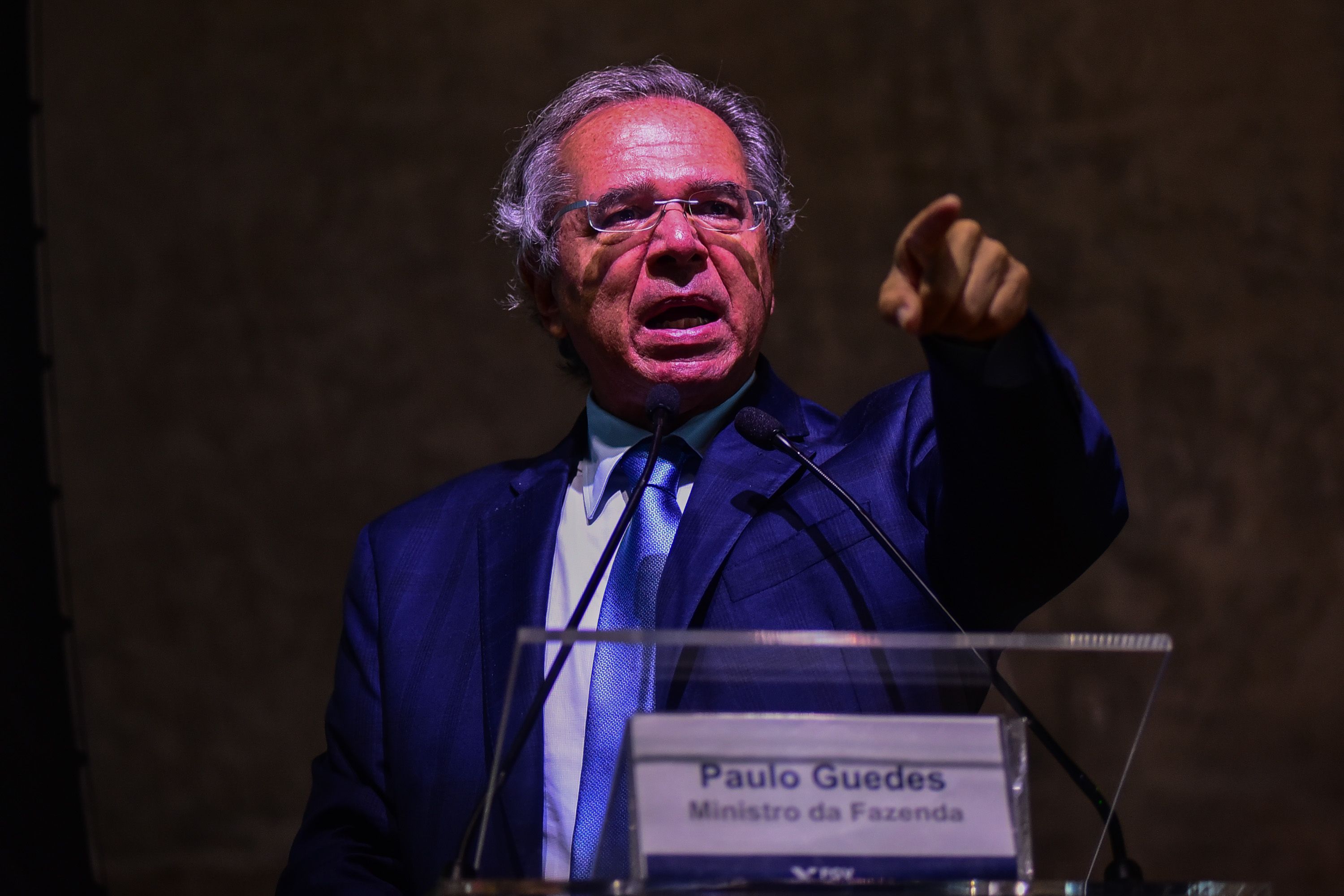 Crítico de gastos com servidores, Guedes recebe R$ 8,2 mil por mês com auxílios para morar e comer